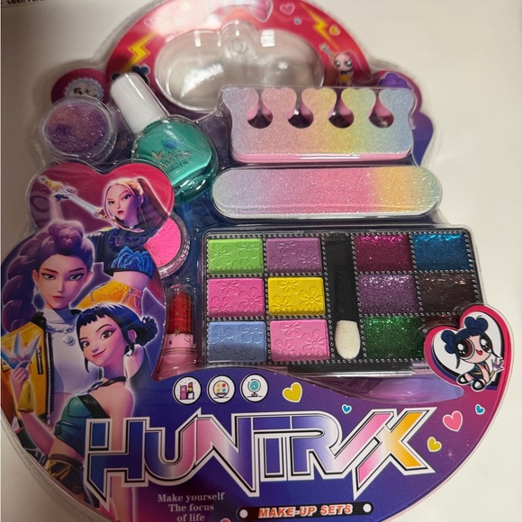 Other - HUNTRIX Makeup Set with Colorful Palette